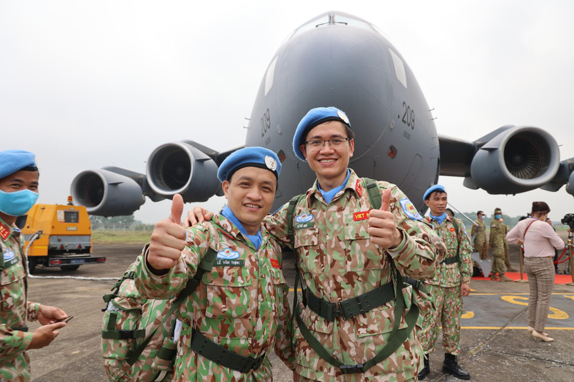 Chiến sỹ Mũ nồi xanh Việt Nam phấn khởi trước giờ lên đường làm nhiệm vụ quốc tế Chiến sỹ Mũ nồi xanh Việt Nam phấn khởi trước giờ lên đường làm nhiệm vụ quốc tế
