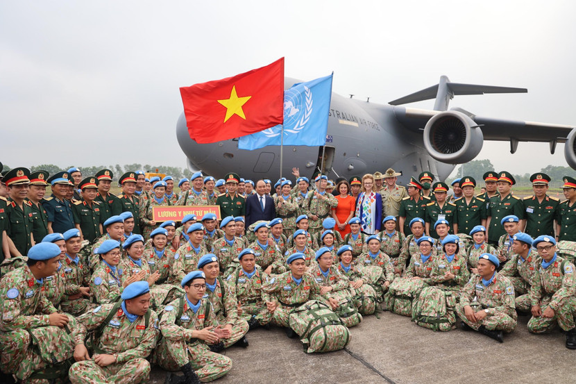 Các chiến sỹ mũ nồi xanh Việt Nam cùng Chủ tịch nước Nguyễn Xuân Phúc trước giờ lên đường làm nhiệm vụ Các chiến sỹ mũ nồi xanh Việt Nam cùng Chủ tịch nước Nguyễn Xuân Phúc trước giờ lên đường làm nhiệm vụ