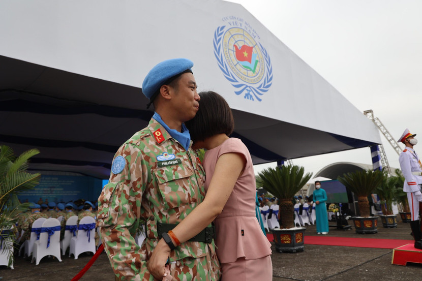 Phút chia tay người thân với nhiều cảm xúc của chiến sỹ mũ nồi xanh Việt Nam Phút chia tay người thân với nhiều cảm xúc của chiến sỹ mũ nồi xanh Việt Nam