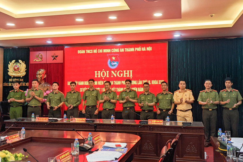 Trao Huy hiệu Tuổi trẻ Công an Thủ đô tặng các đồng chí BÍ thư Đoàn cấp cơ sở mới được bầu...