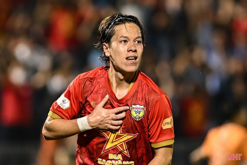 Tiền vệ Việt kiều Viktor Lê trong màu áo Hà Tĩnh FC (Ảnh: Báo Hà Tĩnh)