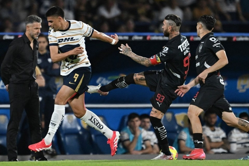 Ramos đá vào mông Guillermo Martínez và nhận thẻ đỏ