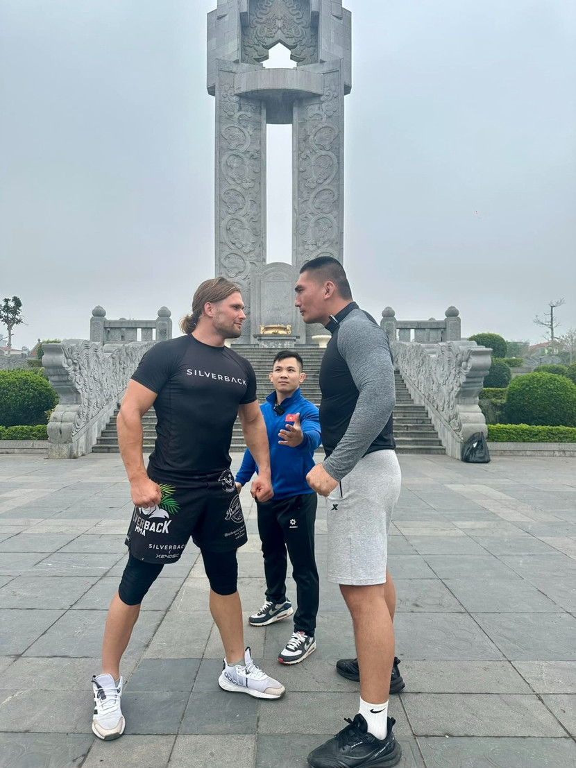 Hiếu "khổng lồ" (phải) chuẩn bị so tài cùng "Thần sấm Belarus"