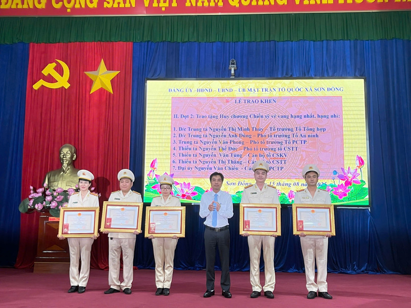 Đồng chí Phạm Gia Lộc - Phó Bí thư Đảng ủy, Chủ tịch UBND xã Sơn Đồng trao tặng Huy chương Chiến sĩ vẻ vang cho các cán bộ, chiến sĩ