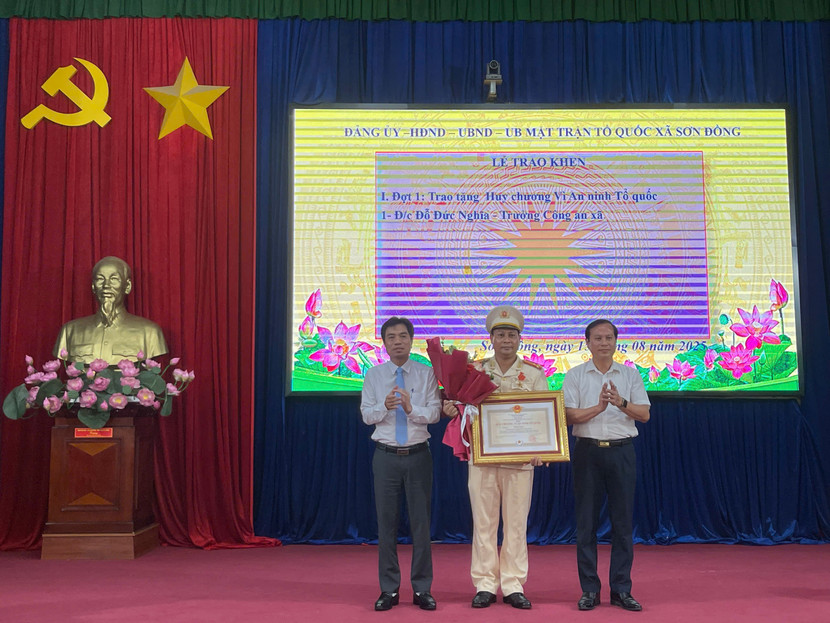 Đồng chí thượng tá Đỗ Đức Nghĩa - Trưởng Công an xã Sơn Đồng vinh được trao tặng Huy chương &quot;Vì An ninh Tổ quốc&quot;