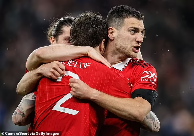 MU sẽ gặp đối thủ lớn Man City