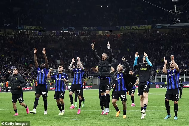 Inter ăn mừng tấm vé bán kết