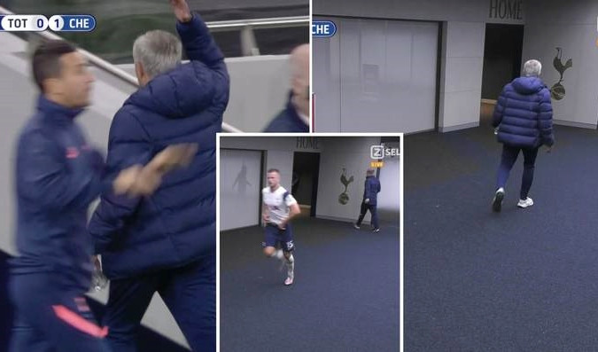 HLV Mourinho vào tận nhà vệ sinh để giục học trò ra thi đấu