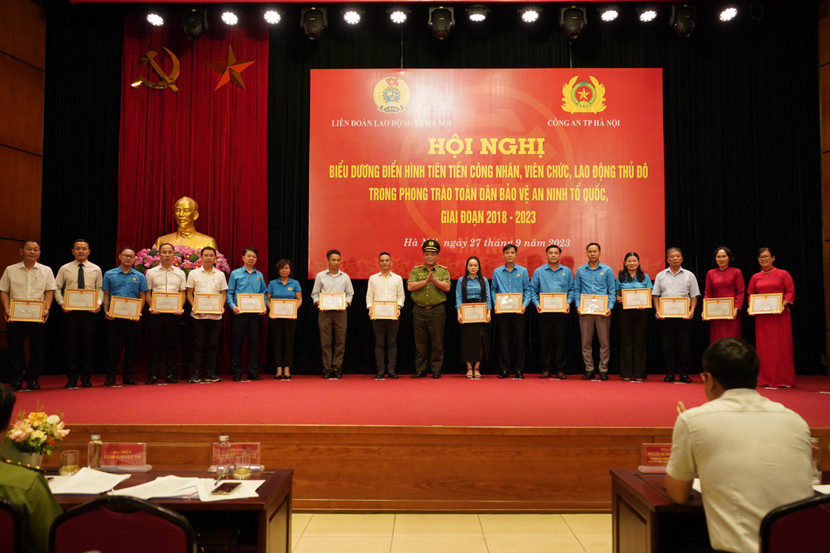Đồng chí Trung tướng Nguyễn Hải Trung - Ủy viên Ban Thường vụ Thành ủy, Giám đốc Công an Thành phố Hà Nội khen thưởng cho các cá nhân điển hình tiêu biểu