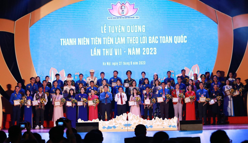 Các đại biểu và gương thanh niên tại lễ tuyên dương