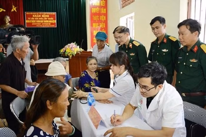 Cán bộ y tế khám, kiểm tra sức khỏe cho người có công với cách mạng