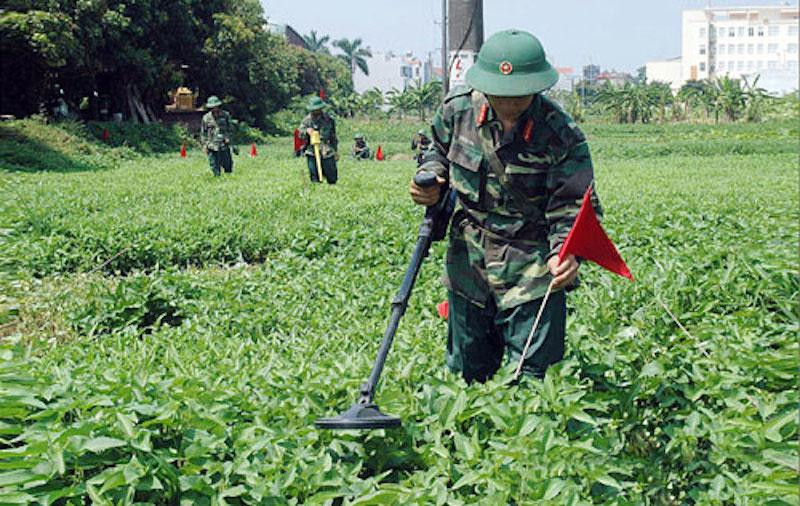 Lực lượng công binh rà phá bom mìn, bảo đảm an toàn cho người dân