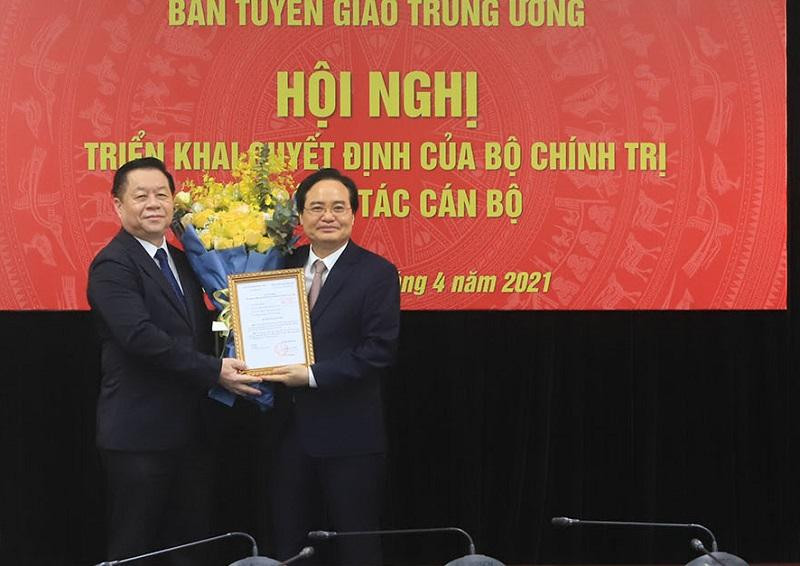 Trưởng Ban Tuyên giáo Trung ương Nguyễn Trọng Nghĩa trao quyết định cho ông Phùng Xuân Nhạ