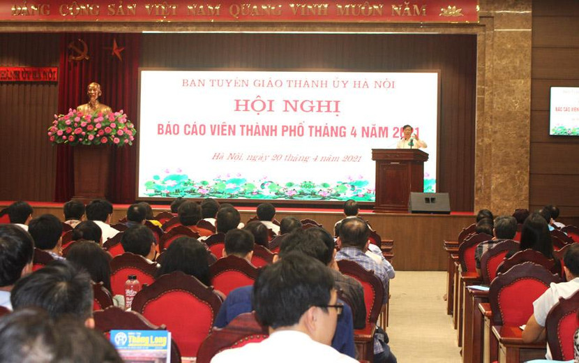 Phó Trưởng ban thường trực Ban Tuyên giáo Thành ủy Hà Nội Phạm Thanh Học báo cáo tại hội nghị