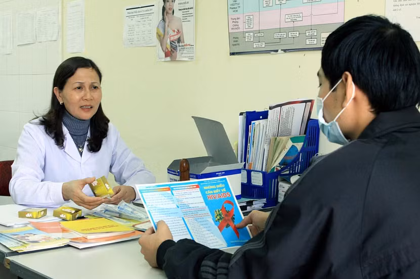 Nhân viên y tế tư vấn điều trị cho người nhiễm HIV/AIDS