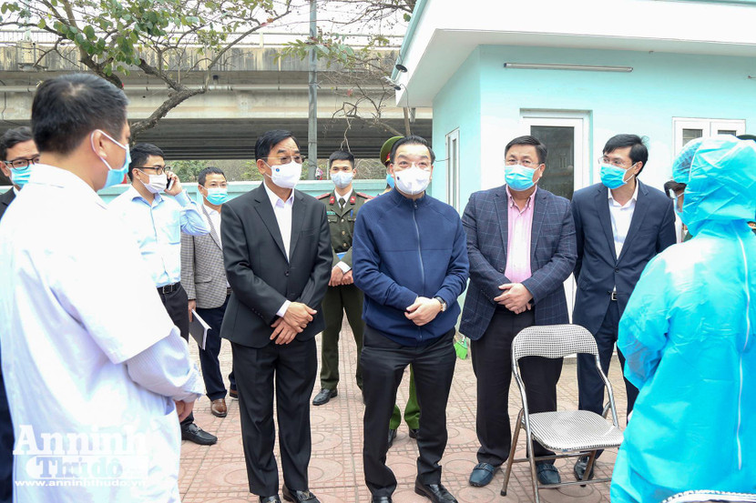 Chủ tịch UBND TP Chu Ngọc Anh động viên lực lượng y tế đang lẫy mẫu xét nghiệm người về từ vùng dịch tại Trạm y tế phường Hoàng Liệt, quận Hoàng Mai Chủ tịch UBND TP Chu Ngọc Anh động viên lực lượng y tế đang lẫy mẫu xét nghiệm người về từ vùng dịch tại Trạm y tế phường Hoàng Liệt, quận Hoàng Mai