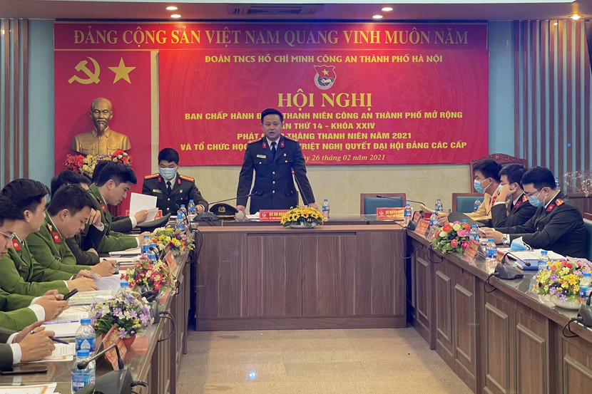 Đại úy Bùi Mạnh Hùng, Bí thư Đoàn Đoàn Thanh niên CATP phát biểu tại hội nghị