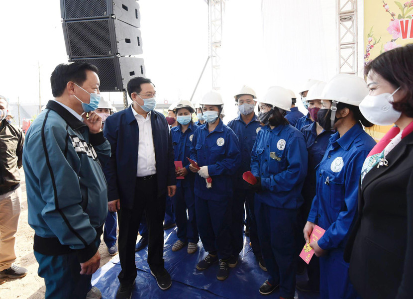 Bí thư Thành ủy Vương Đình Huệ và Bộ trưởng Bộ TN&amp;MT Trần Hồng Hà thăm hỏi, động viên công nhân Công ty TNHH MTV Công viên cây xanh Hà Nội