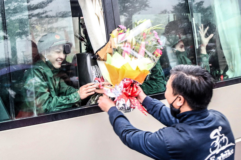 Tân binh huyện Chương Mỹ phấn khởi lên đường về đơn vị