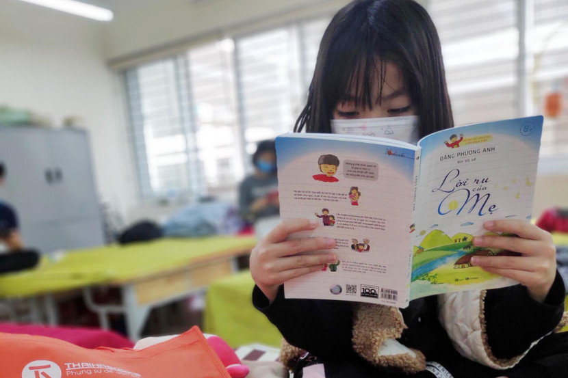 Một em học sinh tranh thủ đọc sách khi phải cách ly tập trung tại trường tiểu học Xuân Phương, Nam Từ Liêm Một em học sinh tranh thủ đọc sách khi phải cách ly tập trung tại trường tiểu học Xuân Phương, Nam Từ Liêm