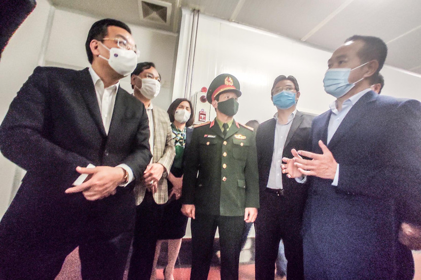 Chủ tịch UBND TP Chu Ngọc Anh nghe báo cáo về công tác phòng chống Covid-19 tại Công ty Cổ phần chăn nuôi CP, Chương Mỹ, Hà Nội