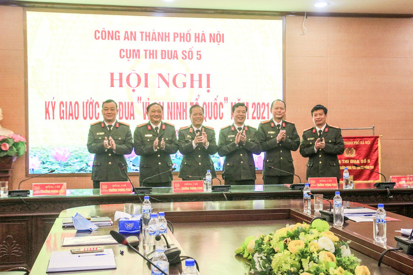 Thiếu tướng Đoàn Ngọc Hùng, Phó Giám đốc CATP cùng thủ trưởng các đơn vị trong Cụm thi đua số 5 Thiếu tướng Đoàn Ngọc Hùng, Phó Giám đốc CATP cùng thủ trưởng các đơn vị trong Cụm thi đua số 5