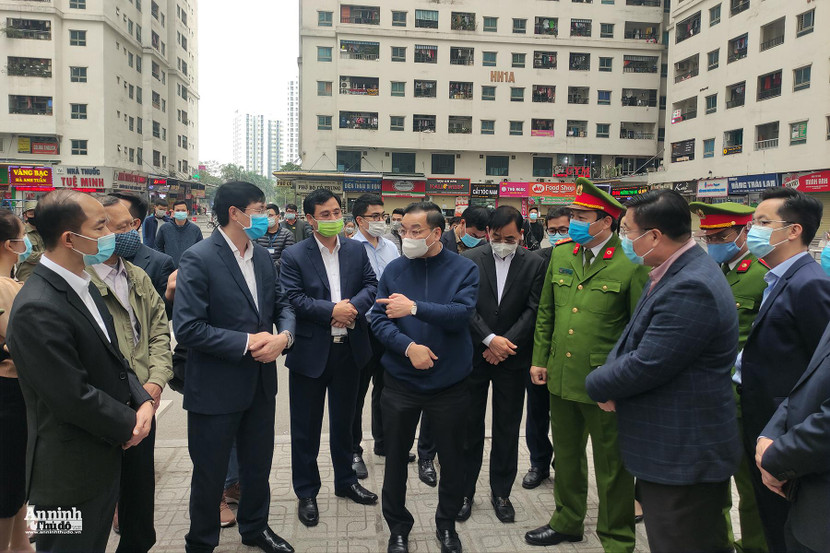 Chủ tịch UBND TP Chu Ngọc Anh chỉ đạo đẩy nhanh công tác rà soát, xét nghiệm người về từ Hải Dương tại khu chung cư HH (Hoàng Mai) Chủ tịch UBND TP Chu Ngọc Anh chỉ đạo đẩy nhanh công tác rà soát, xét nghiệm người về từ Hải Dương tại khu chung cư HH (Hoàng Mai)