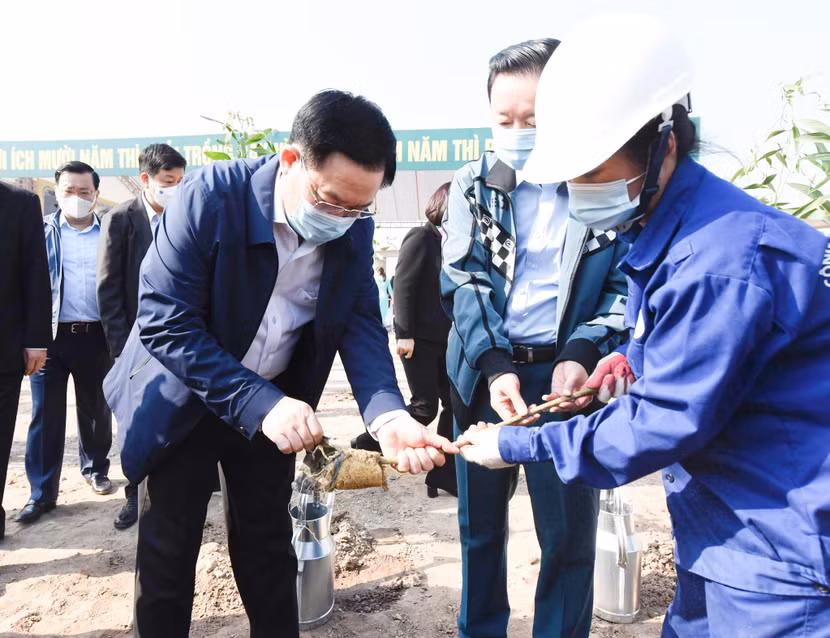 Bí thư Thành ủy Vương Đình Huệ và Bộ trưởng Bộ TN&amp;MT Trần Hồng Hà kiểm cây xanh trước khi được trồng