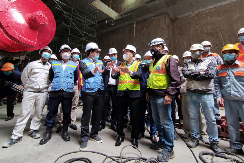 Chủ tịch UBND TP Chu Ngọc Anh trực tiếp xuống đáy sâu 18 m tại ga ngầm S9 Kim Mã để kiểm tra các công việc đang thực hiện nơi đây.