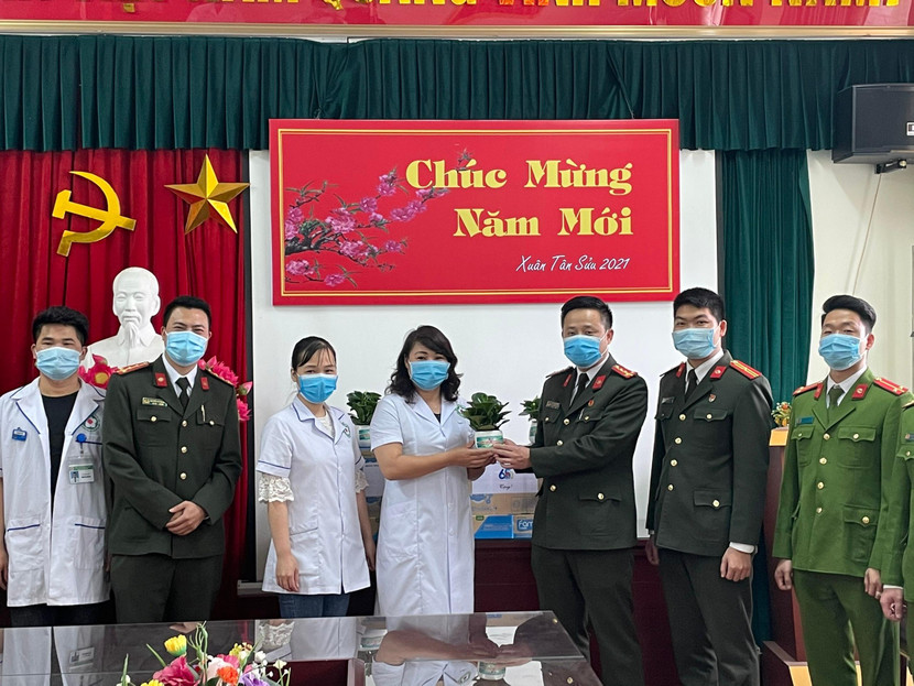 Đại úy Bùi Mạnh Hùng, Bí thư Đoàn CATP Hà Nội nhờ các y bác sỹ Bệnh viện CATP chuyển quà cho các cán bộ chính sỹ CATP đang trong khu cách ly