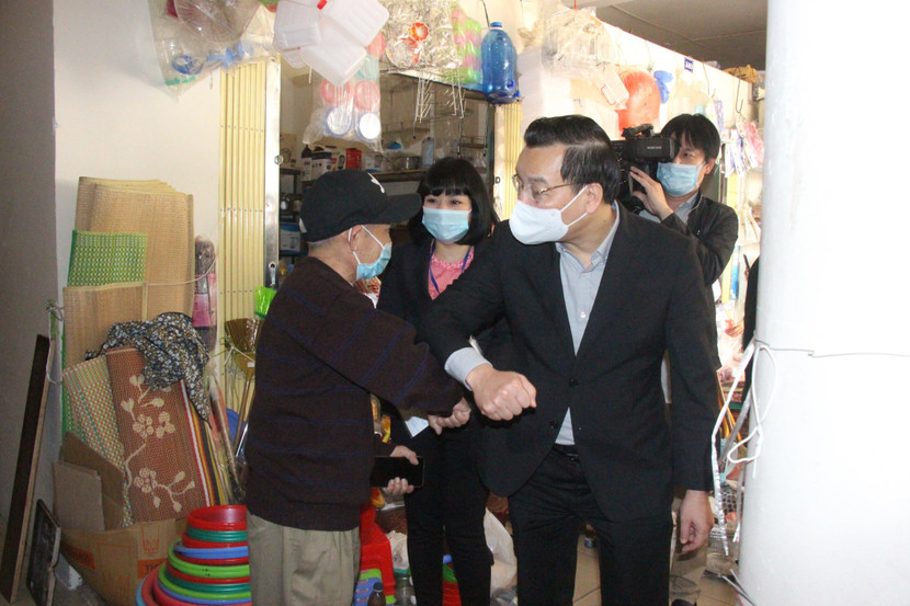 Chủ tịch UBND TP Chu Ngọc Anh kiểm tra công tác phòng chống dịch và thăm hòi bà con ở chợ Kim Giang, Thanh Xuân Chủ tịch UBND TP Chu Ngọc Anh kiểm tra công tác phòng chống dịch và thăm hòi bà con ở chợ Kim Giang, Thanh Xuân