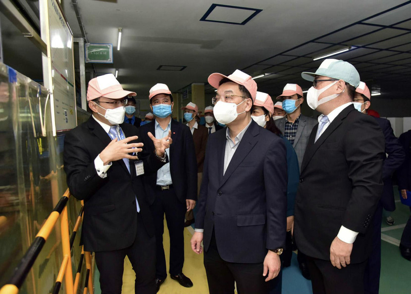 Chủ tịch UBND TP Chu Ngọc Anh nghe báo cáo công tác chống dịch và sản xuất ở Công ty TNHH TOTO Việt Nam