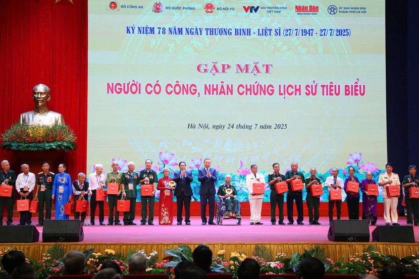Lãnh đạo Đảng, Nhà nước cùng tặng quà tri ân người có công, nhân chứng lịch sử tiêu biểu tại sự kiện Lãnh đạo Đảng, Nhà nước cùng tặng quà tri ân người có công, nhân chứng lịch sử tiêu biểu tại sự kiện