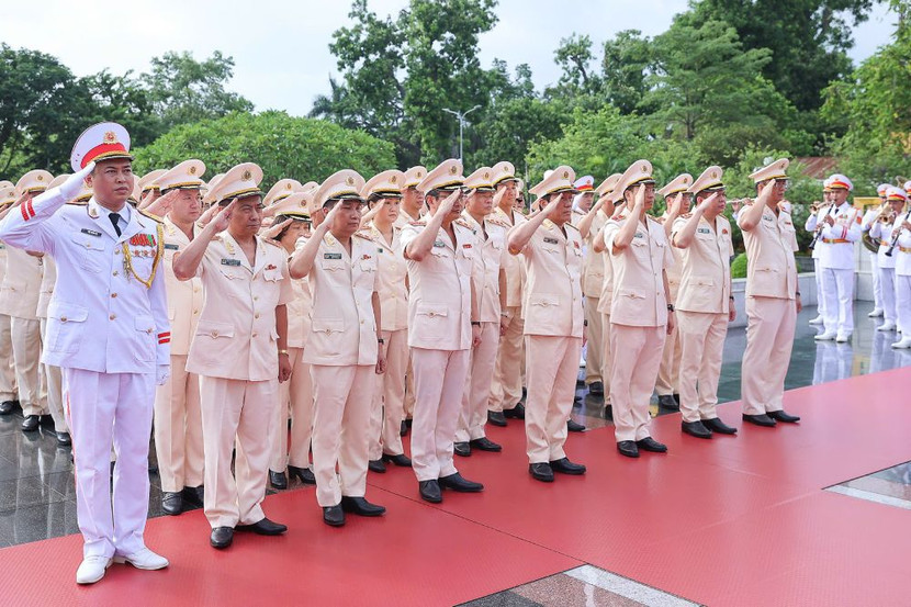 Đoàn Đảng ủy Công an Trung ương, Bộ Công an đặt vòng hoa và tưởng niệm tại Đài tưởng niệm các Anh hùng liệt sĩ và vào Lăng viếng Chủ tịch Hồ Chí Minh Đoàn Đảng ủy Công an Trung ương, Bộ Công an đặt vòng hoa và tưởng niệm tại Đài tưởng niệm các Anh hùng liệt sĩ và vào Lăng viếng Chủ tịch Hồ Chí Minh