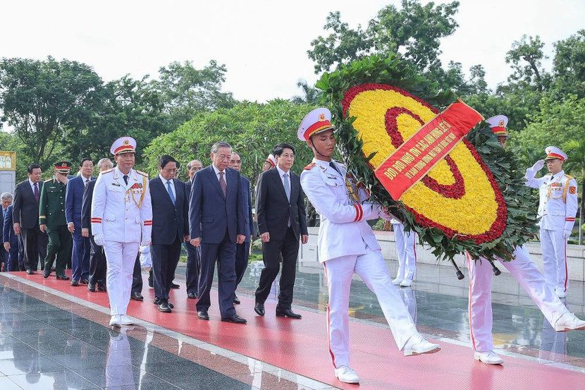 Đoàn Lãnh đạo Đảng, Nhà nước đặt vòng hoa tại Đài tưởng niệm các Anh hùng liệt sĩ trên đường Bắc Sơn (Ba Đình, Hà Nội) Đoàn Lãnh đạo Đảng, Nhà nước đặt vòng hoa tại Đài tưởng niệm các Anh hùng liệt sĩ trên đường Bắc Sơn (Ba Đình, Hà Nội)