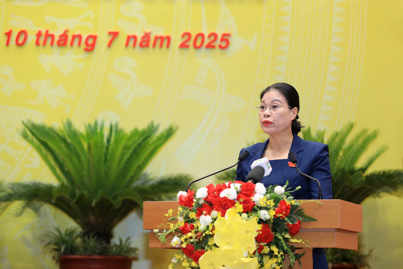 Giám đốc Sở VH-TT Hà Nội Bạch Liên Hương trình bày tờ trình Giám đốc Sở VH-TT Hà Nội Bạch Liên Hương trình bày tờ trình