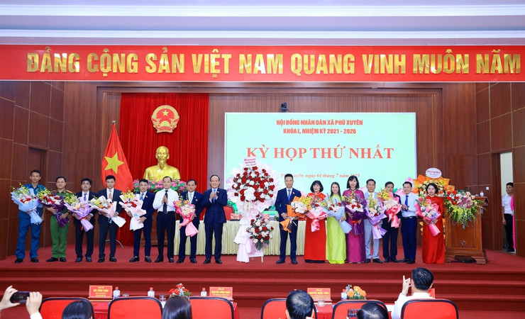 Chủ tịch HĐND TP Hà Nội Nguyễn Ngọc Tuấn tặng hoa chúc mừng lãnh đạo HĐND, UBND xã Phú Xuyên
