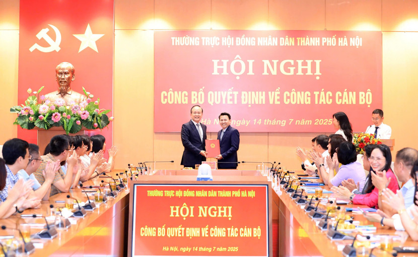 Chủ tịch HĐND TP Hà Nội Nguyễn Ngọc Tuấn trao quyết định bổ nhiệm Chánh Văn phòng Đoàn đại biểu Quốc hội và HĐND TP Hà Nội đối với ông Đỗ Văn Trường Chủ tịch HĐND TP Hà Nội Nguyễn Ngọc Tuấn trao quyết định bổ nhiệm Chánh Văn phòng Đoàn đại biểu Quốc hội và HĐND TP Hà Nội đối với ông Đỗ Văn Trường