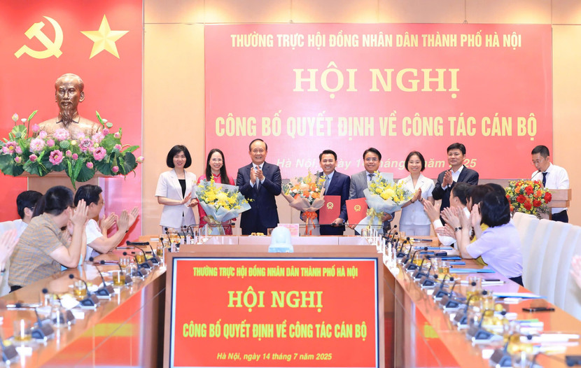 Lãnh đạo HĐND TP tặng hoa chúc mừng các đồng chí mới được bổ nhiệm Lãnh đạo HĐND TP tặng hoa chúc mừng các đồng chí mới được bổ nhiệm