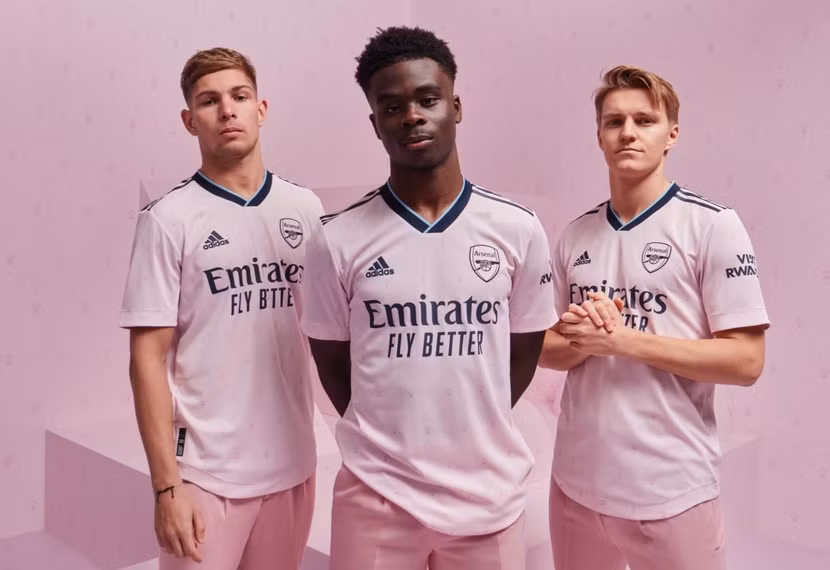 Bộ trang phục hồng nữ tính mới của Arsenal