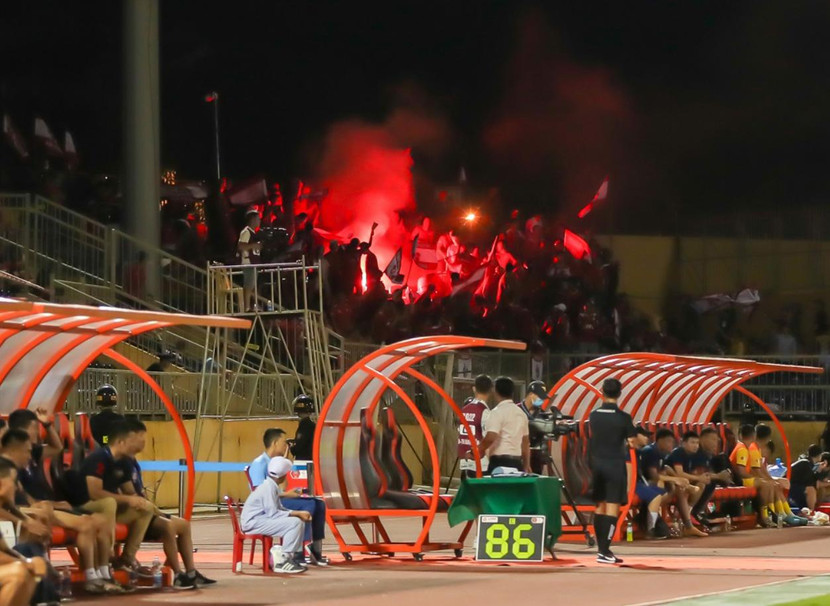 CĐV quá khích Hải Phòng lại đốt pháo sáng ở V-League