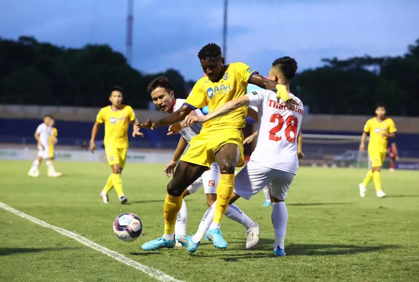 Hải Phòng (áo trắng) gục ngã trước SLNA (Ảnh: VNN)