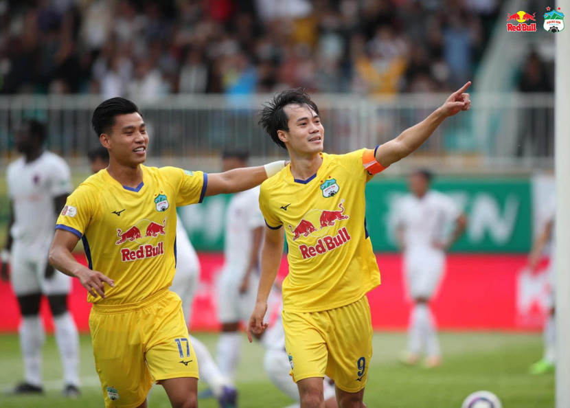 Văn Toàn (phải) là người hùng của HAGL trận này Văn Toàn (phải) là người hùng của HAGL trận này