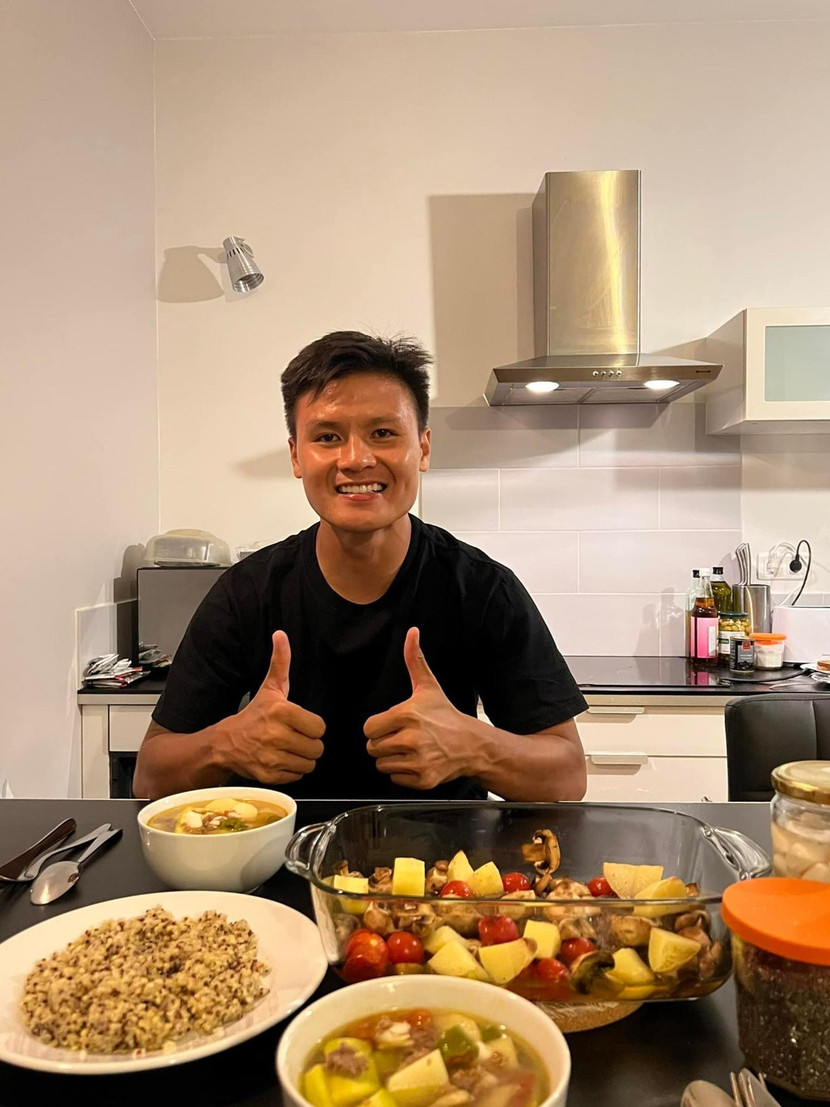 Quang Hải trổ tài vào bếp nấu ăn phục vụ chính mình (Ảnh: NĐV)