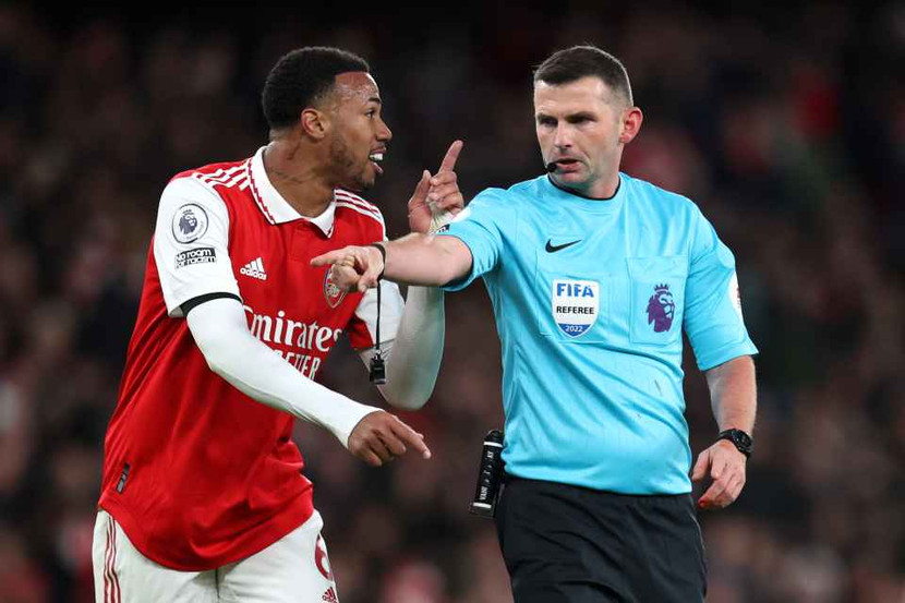Arsenal đã thua 16 trận khi trọng tài Michael Oliver cầm còi Arsenal đã thua 16 trận khi trọng tài Michael Oliver cầm còi