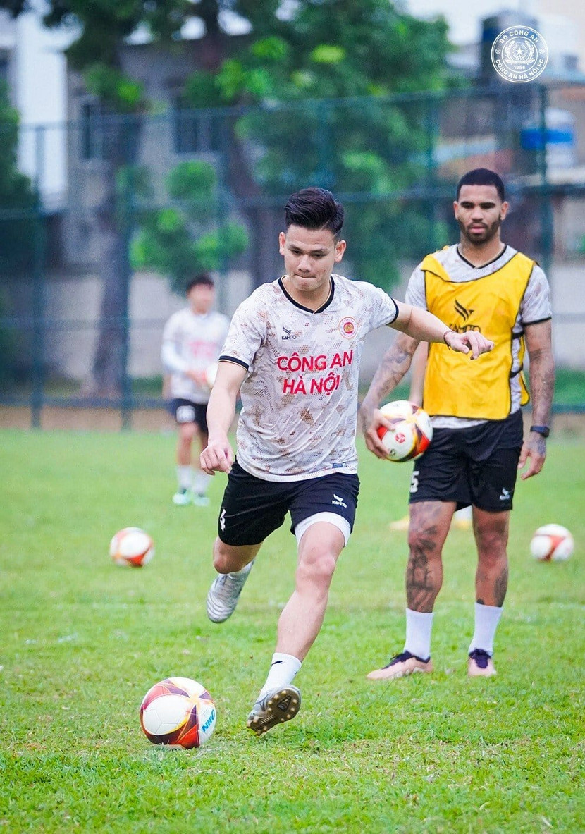 Hậu vệ Hồ Tấn Tài gặp lại đội bóng cũ ở vòng này (Ảnh: CAHN) Hậu vệ Hồ Tấn Tài gặp lại đội bóng cũ ở vòng này (Ảnh: CAHN)