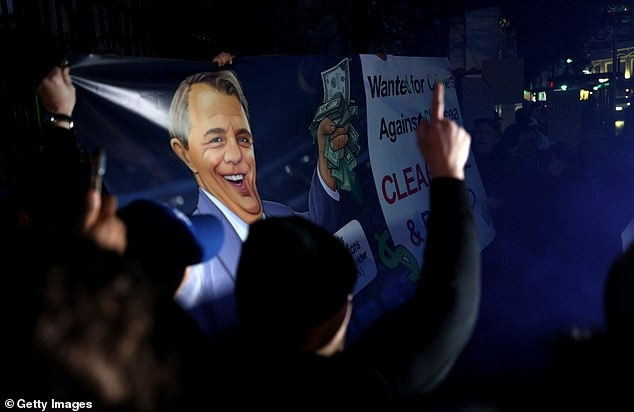 CĐV Chelsea biểu tình đòi đuổi ông chủ Todd Boehly CĐV Chelsea biểu tình đòi đuổi ông chủ Todd Boehly