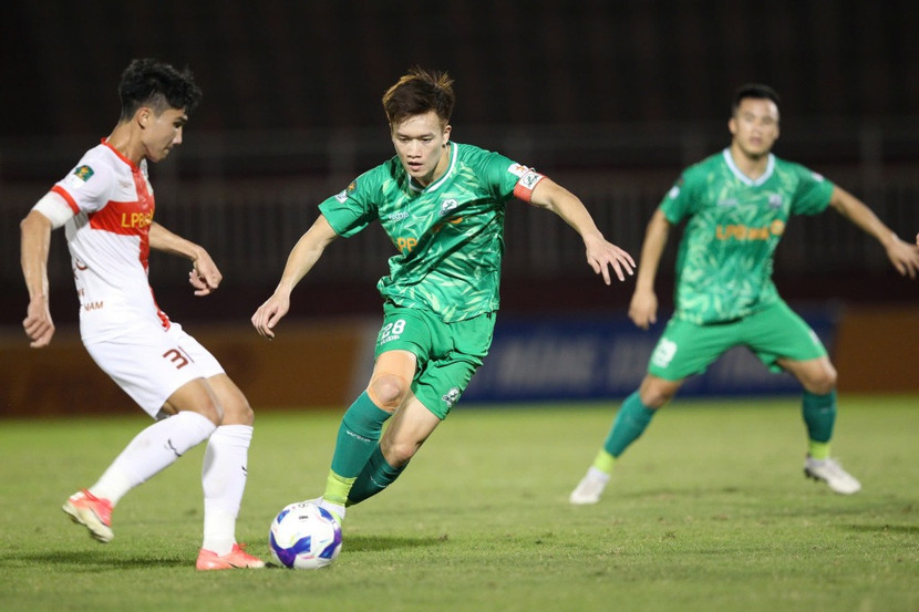 Hoàng Đức (giữa) thăng hoa cùng CLB Ninh Bình