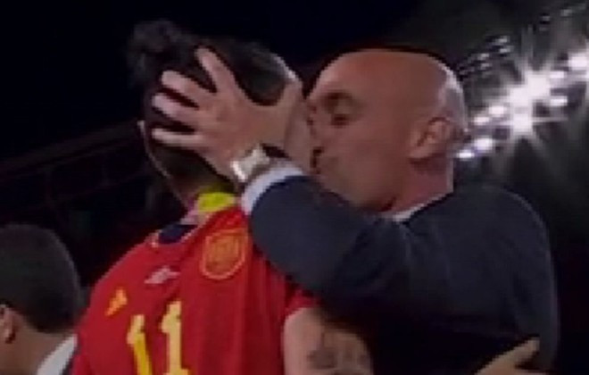 Hình ảnh phản cảm của cựu chủ tịch LĐBĐ Tây Ban Nha (RFEF) Luis Rubiales Hình ảnh phản cảm của cựu chủ tịch LĐBĐ Tây Ban Nha (RFEF) Luis Rubiales