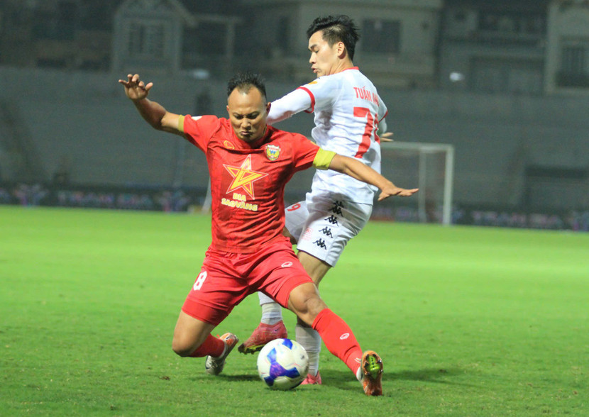 Hà Tĩnh (đỏ) cuối cùng đã biết thua (Ảnh: VNN) Hà Tĩnh (đỏ) cuối cùng đã biết thua (Ảnh: VNN)